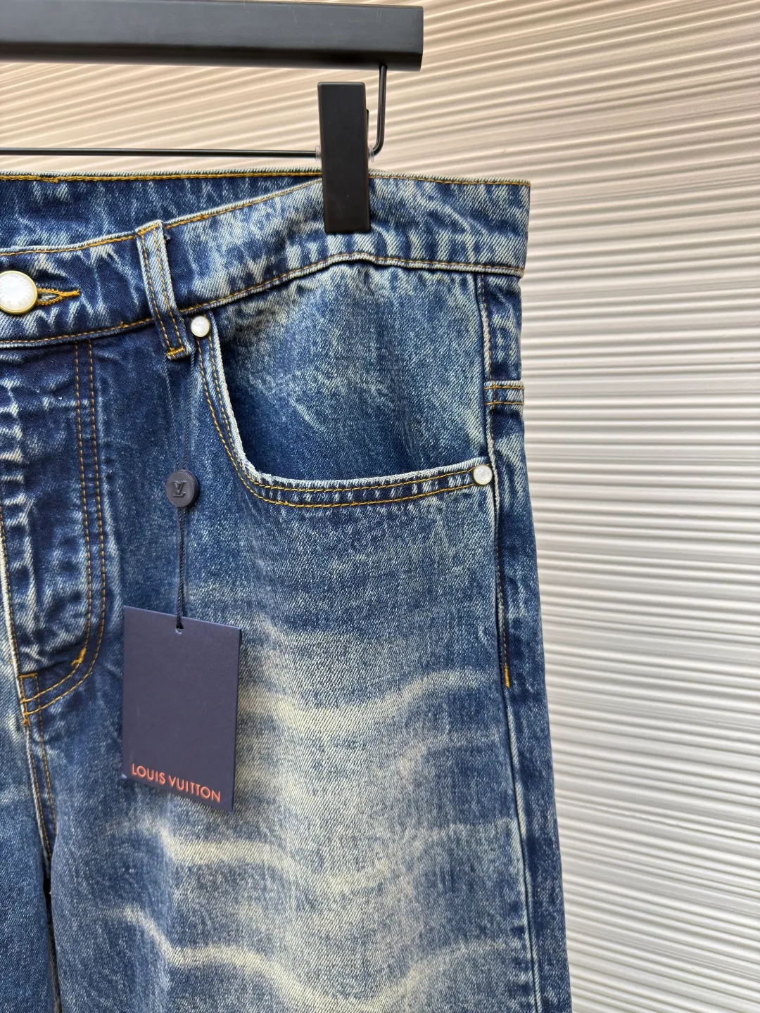 LOUIS VUITTON sun-faded jeans ●Authentic product: purchased and developed for 14800 ●Item number: 1680025-B45 ●Material: denim denim ●Technology: sun-faded ●Version: fitted version ●Size: 30-32-34-36 ●Weight: about 760g ●Description: Classic blue, aged and faded, full of retro tones, like something out of a 90s fashion magazine. Wear it, casual and comfortable, full of relaxation, and easily create a fashionable atmosphere. The fabric is soft and elastic, allowing you to move freely while wearing it, and it will carry the wind when you walk. The three-dimensional tailoring fits the shape of the legs, hides the flesh and makes the legs straight, and can be controlled by both pear-shaped and rectangular figures. The overall wiring is straight and delicate, the fabric is comfortable and soft, and the color is consistent without color difference. It can be matched with the same style to create a fashionable look and control various occasions. Customized accessories, complete with three standards, same style for men and women!